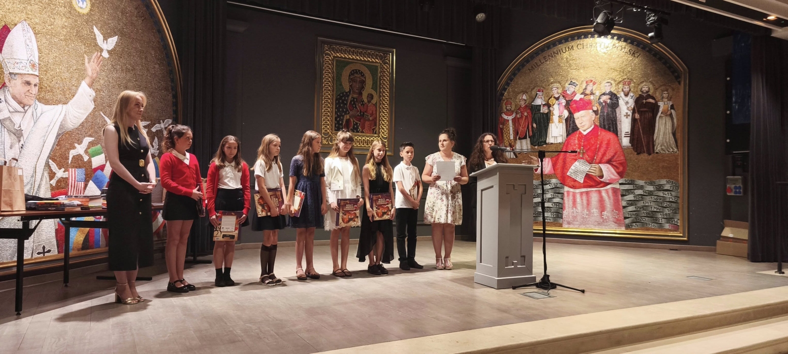 Wręczenie nagród dla kasy IV a przez wychowawcę p. Izabelę Kot